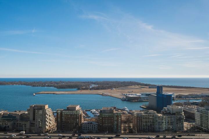 Lakeview 3 Bedroom Apt Central Toronto w/parking gallery image 4