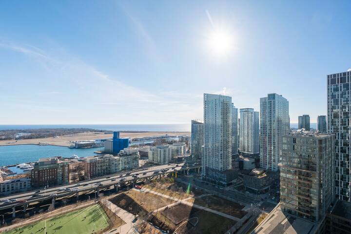 Lakeview 3 Bedroom Apt Central Toronto w/parking gallery image 5