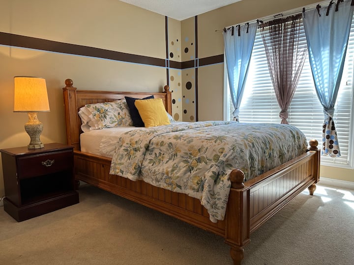 Dormitorio 2 con cama tamaño queen, cómoda y mesita de noche