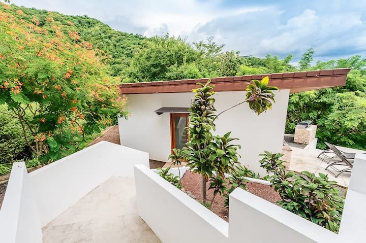 Detached 1 BR casita with queen bed, en-suite bathroom, patio, ac, ceiling fan and privacy.