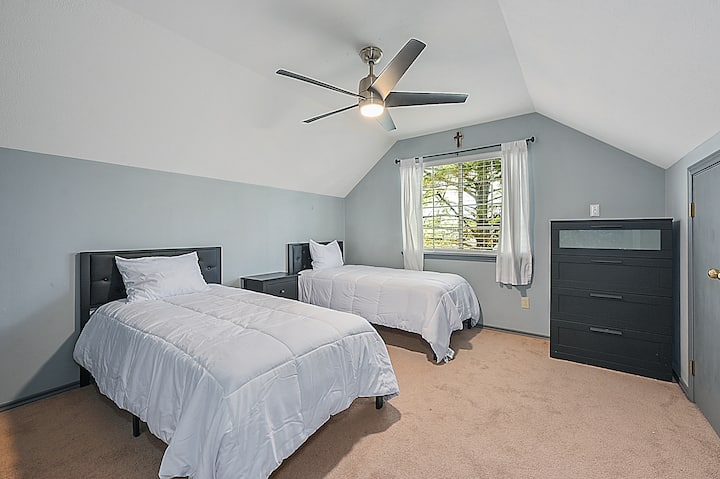 2 ორადგილიანი საწოლი, დიდი კარადა და კომოდი