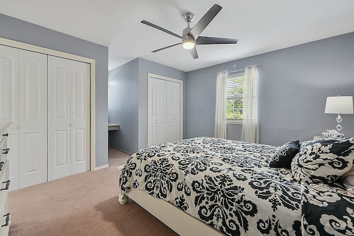 Ამ ოთახში არის ორადგილიანი საწოლი, 2 დიდი კარადა, ტუმბო და კომოდი.