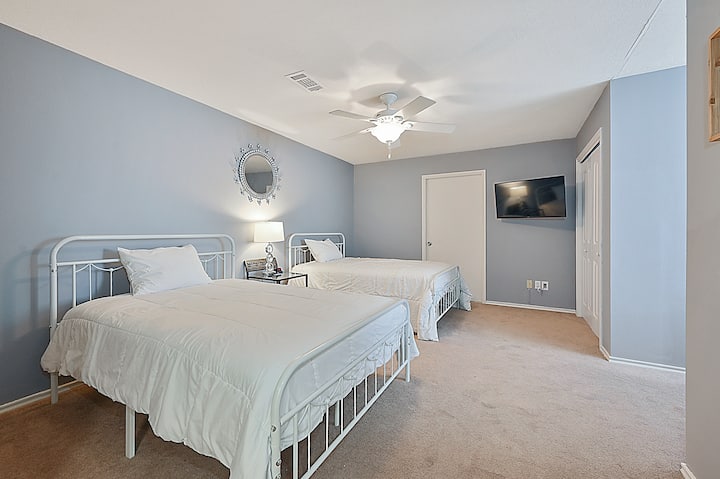 2 სრული ზომის საწოლი 2 დიდი კარადით, დიდი ვანა-ტუალეტით/სამუშაო მაგიდით (სამუშაო სივრცე) და ბრტყელეკრანიანი ტელევიზორით