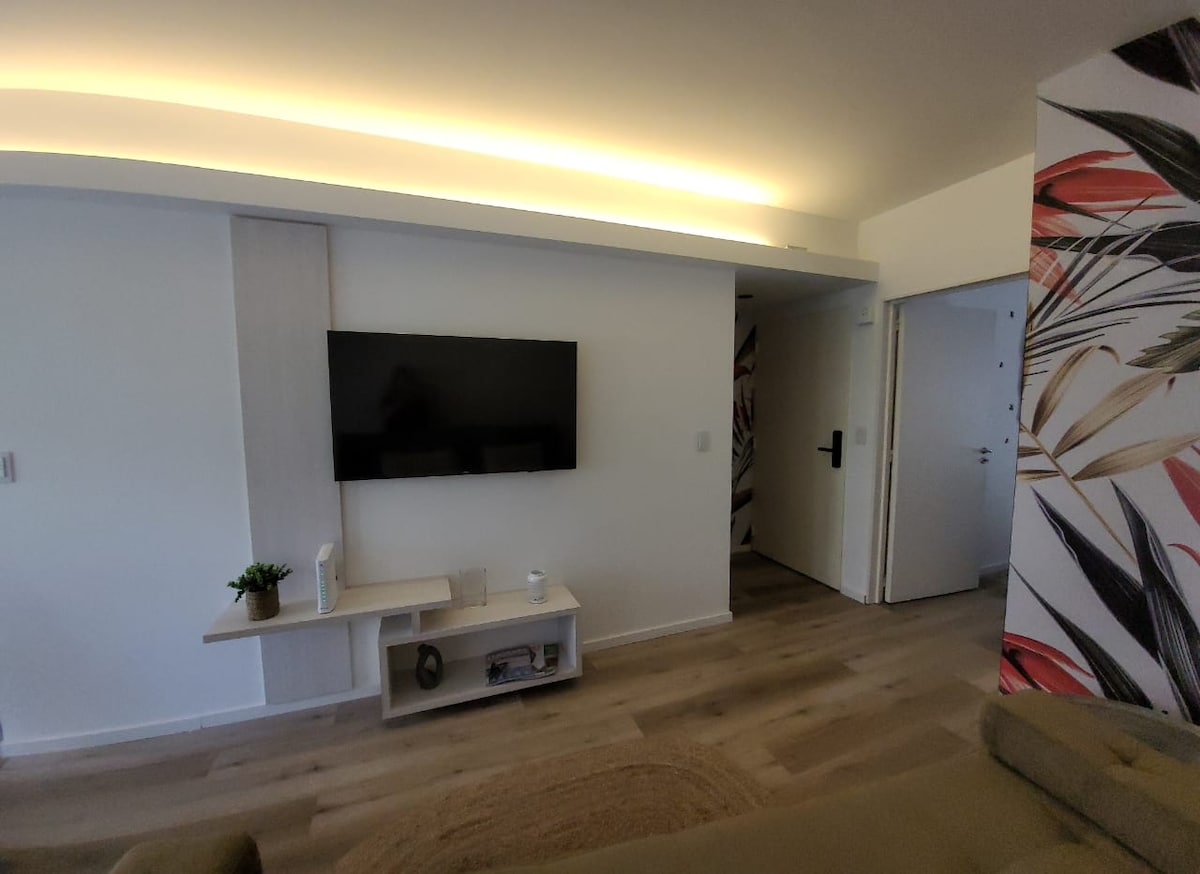 Télévision haute définition, salon avec jeu de lumières qui vous permettent de donner une touche magique à vos nuits. Serrure numérique, sans clés à oublier :-) ! !