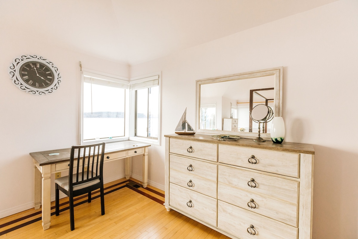 pracovný priestor na prácu alebo štúdium s výhľadom na oceán