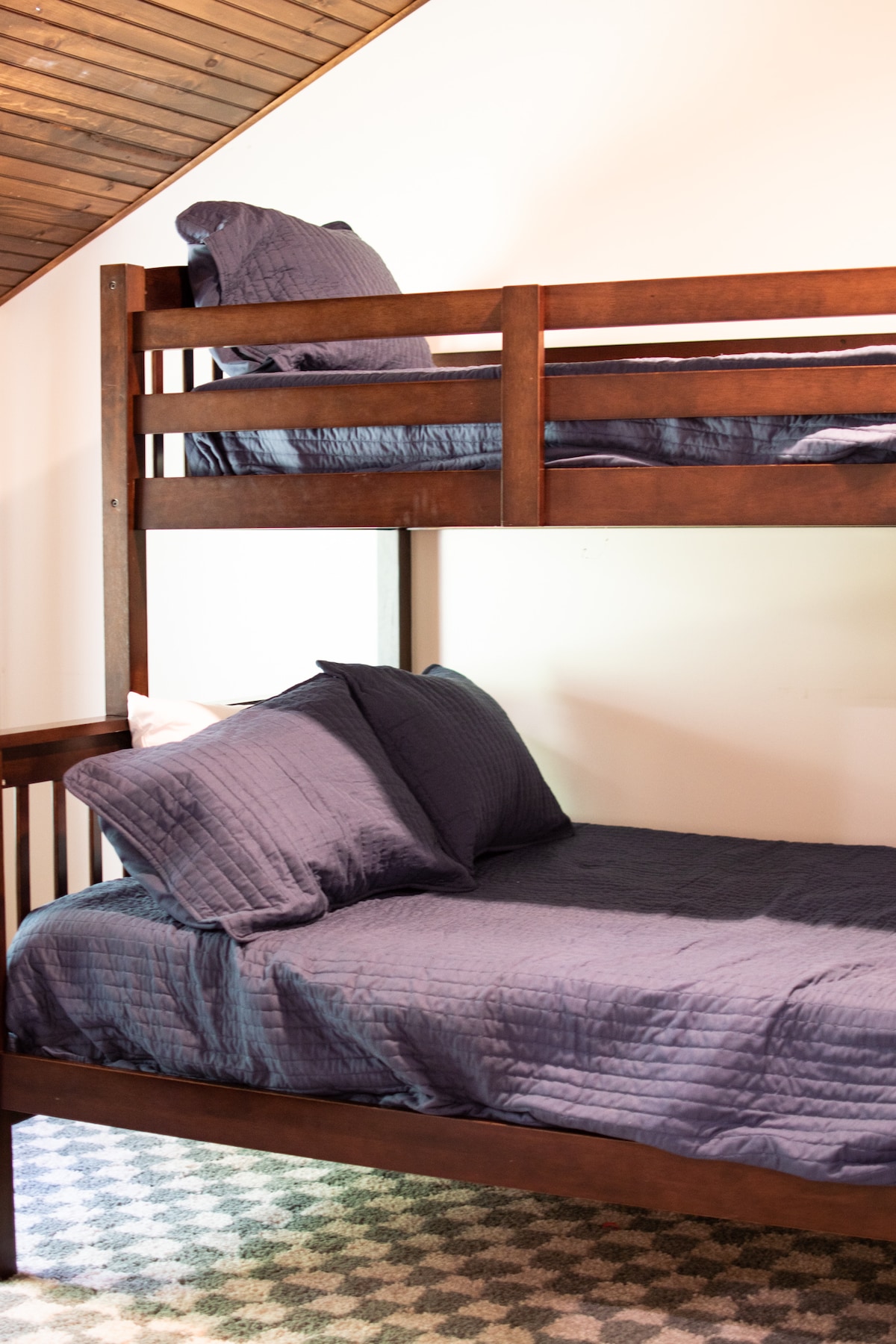 Menšia manželská posteľ s dvojlôžkom 