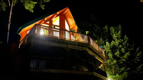 Beachfront Lake House: Moyie BC