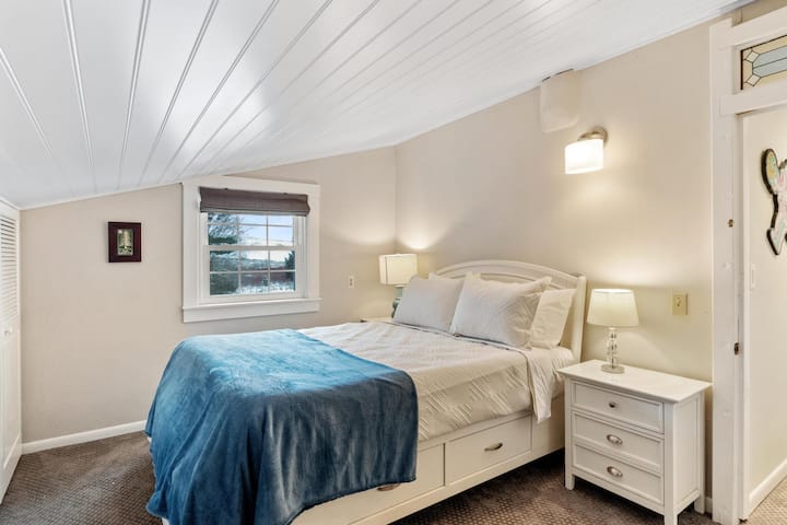 Chumba cha kulala #4, kitanda aina ya queen. Chumba kinalala watu wawili. Kiyoyozi kinachobebeka kimetolewa.