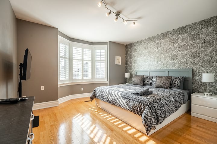 ห้องนอนใหญ่กว้างขวางเป็นพิเศษพร้อมเตียงคิงไซส์ที่สะดวกสบาย