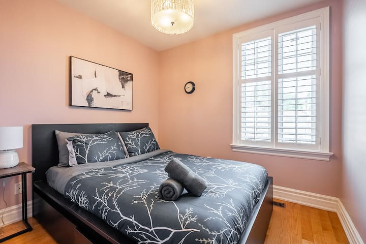 ห้องนอนส่วนตัวที่สองพร้อมเตียงควีนไซส์ที่สะดวกสบาย