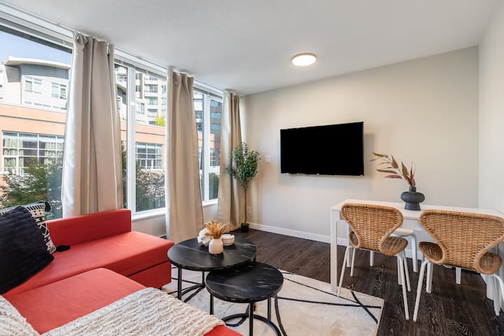 BC Place/City View/Rogers Arena/Skytrain/Pool/Gym!