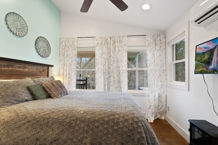 Ჩაიძირეთ რბილ საწოლში ტყის ხედებითა და სრული სიმშვიდით