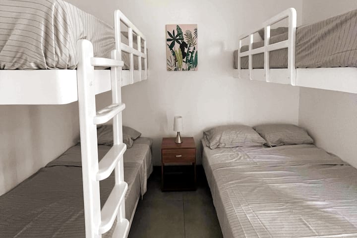 Спална соба 2 :
1 2 седишта, 3 кревета од 1 плоштад.