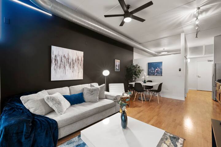 Downtown Condo in Fulton Market with Gym & Rooftop