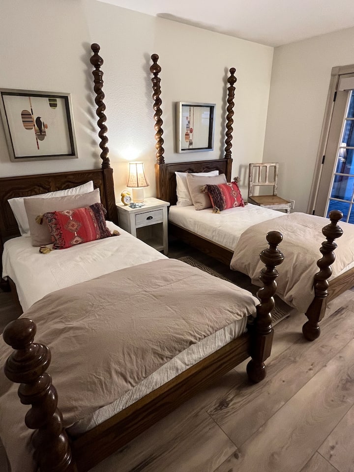 Dormitorio 4 | 2 camas individuales con husillo de roble vintage
