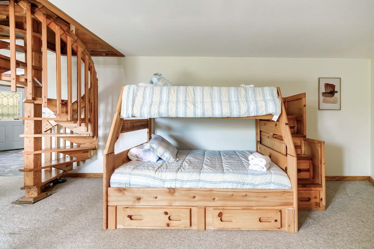 เตียงสองชั้นพร้อมเตียงใหญ่และเตียงแฝด