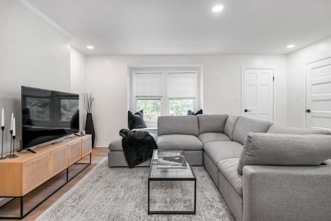 Top performing Airbnb: Charming Elmwood Village Apt Steps from Hoyt Lake in New York