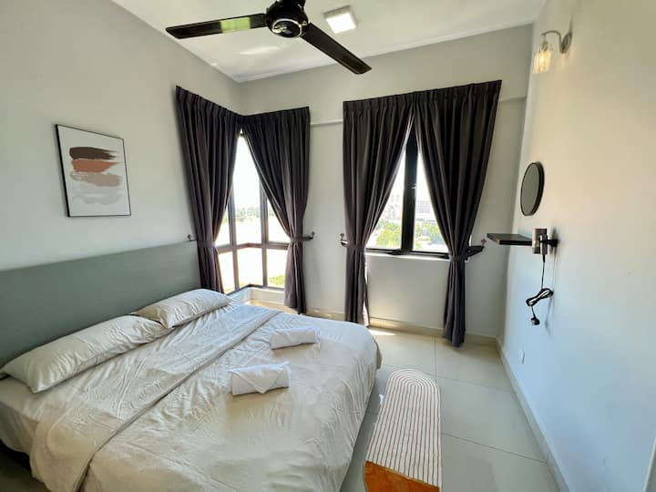 Cama tamaño queen en la sala principal con vistas al río