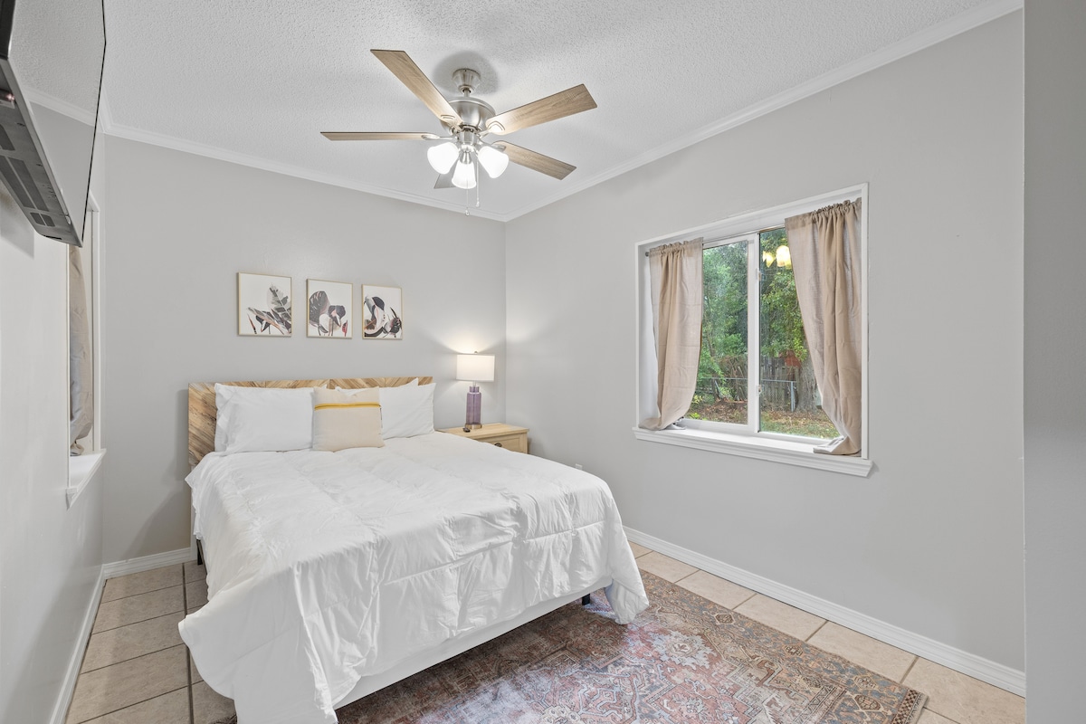 Chumba cha kujitegemea - kilicho mbali na vyumba vingine vya kulala na karibu na mlango wa pembeni na bafu la chuma