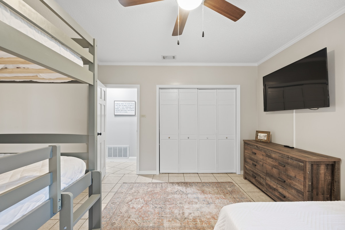 Chumba cha ghorofa tatu 1: kitanda cha malkia na bunks tatu - magodoro yote ya povu ya kumbukumbu na TV ya inchi 55 na hifadhi nyingi za nguo na vitu vingine