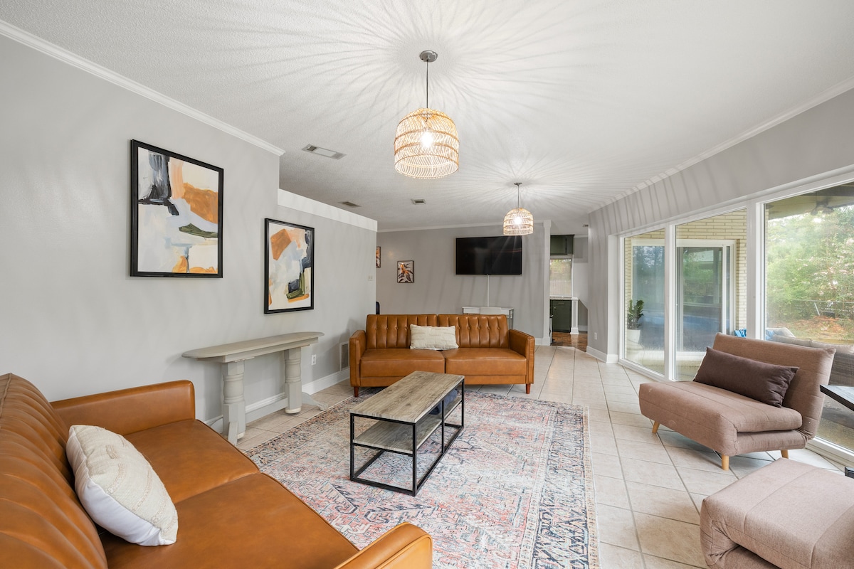 Sebule - kamili na 65 inch TV, maoni mazuri ya mto, bwawa na yadi, makochi yote ni vitanda pacha, na viti vyote viwili pia ni vitanda pacha (matandiko yote ni pamoja na)