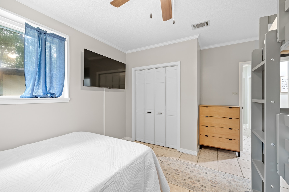 Chumba cha Bunk Triple 2 - Kitanda cha Malkia na bunks tatu na kura ya kuhifadhi nguo na nafasi ya chumbani - 55 inch TV, mashuka yote ya kifahari na magodoro ya povu ya kumbukumbu