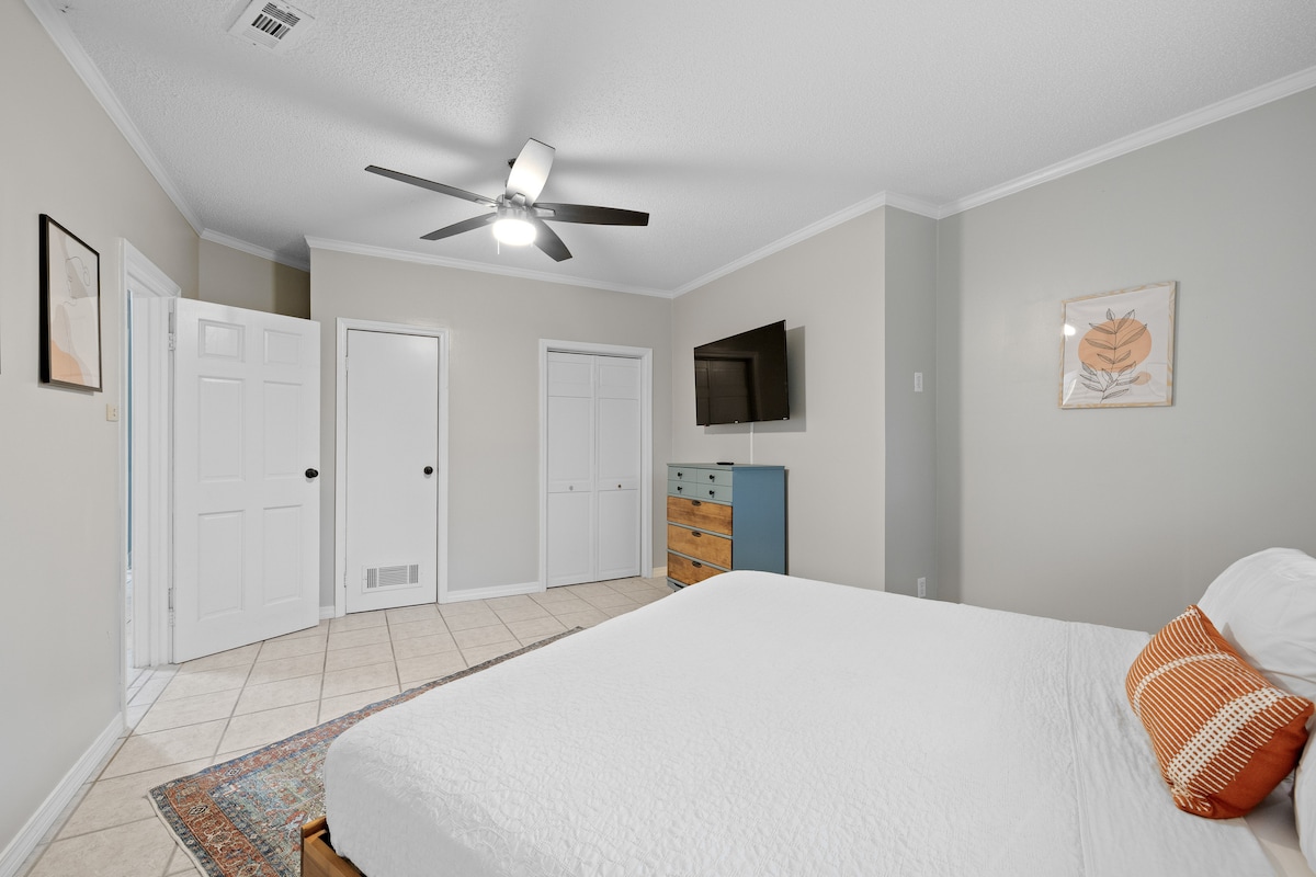 Chumba cha kulala cha msingi - Kitanda cha Mfalme - nafasi nyingi za kuhifadhi/kabati, nk - bafu la chumbani lililo mbali na chumba hiki