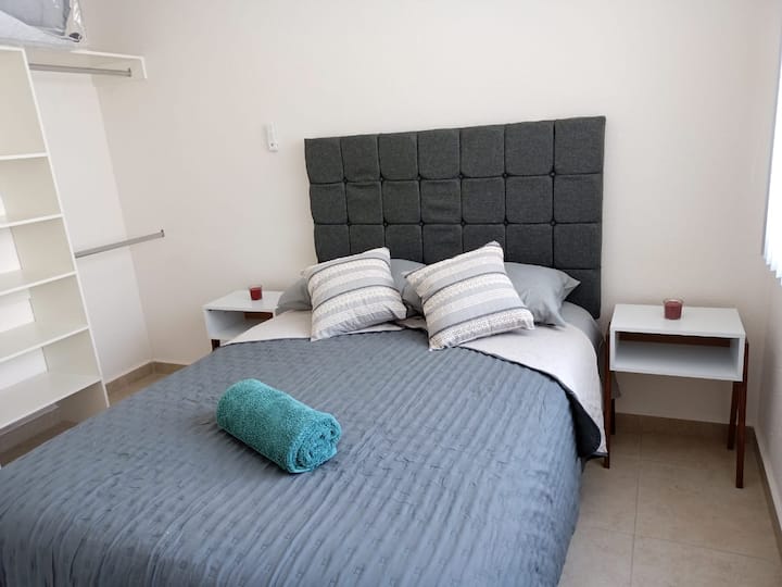 Hauptschlafzimmer mit Doppelbett.