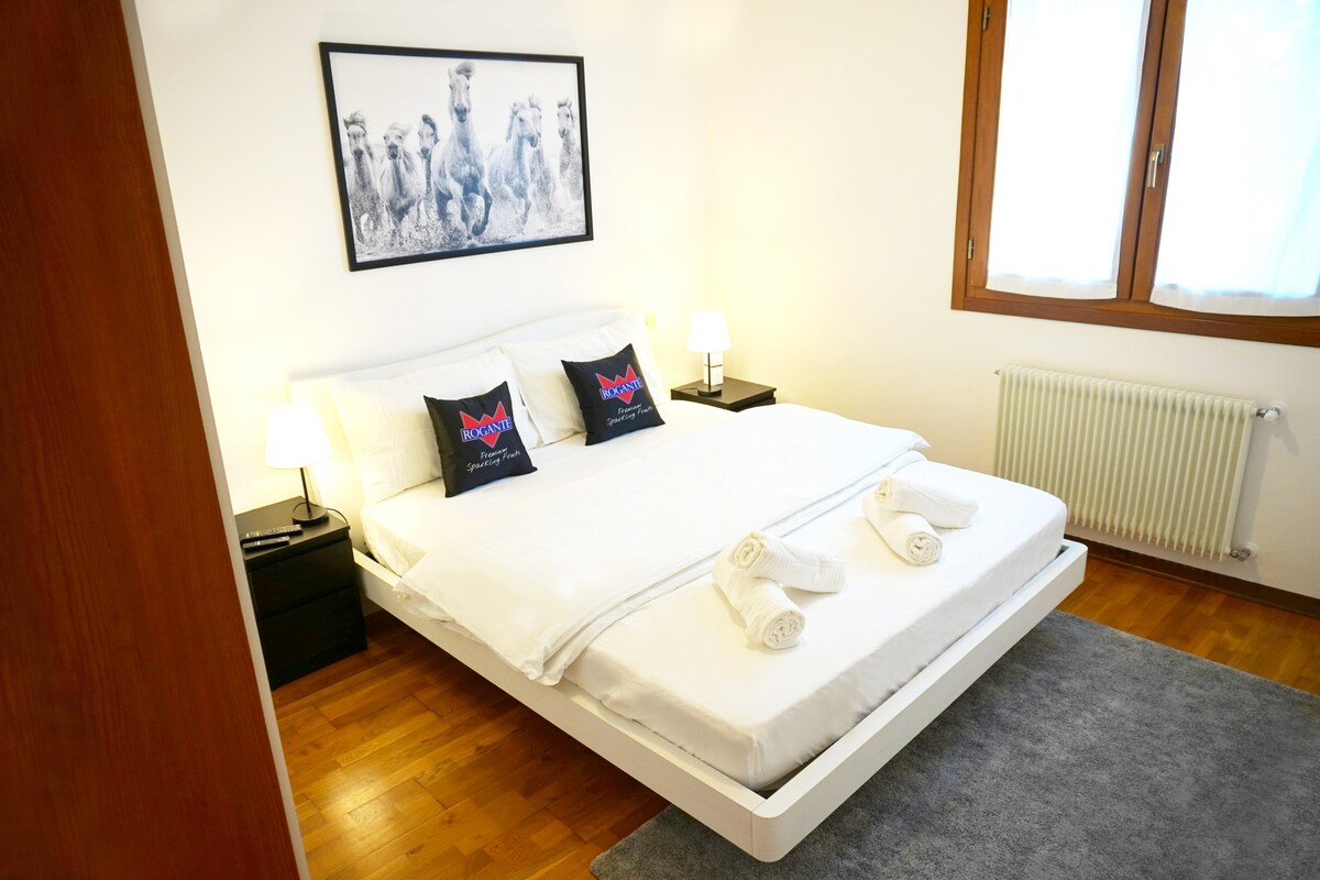 غرفة النوم 1: مع سرير معلق وخزانات ملابس كبيرة لإقامة منظمة ومريحة