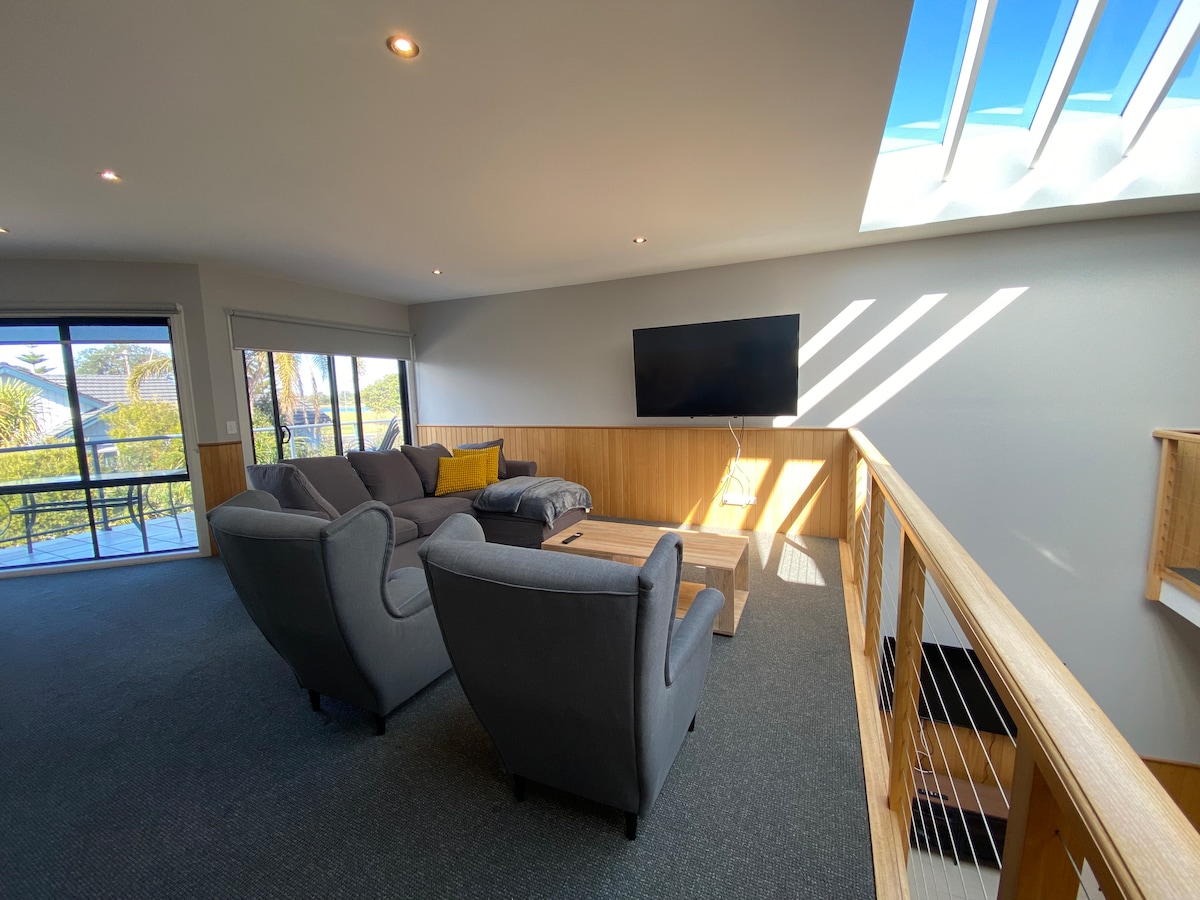 Top performing Airbnb: Spacious Lakeview Retreat –3BR, 4BA,Prime Location in Lakes Entrance