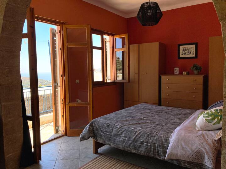 also on the 1st floor the double room with a cozy atmosphere opening to a balcony with sea view