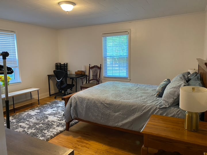 غرفة النوم الأمامية، تحتوي على ستائر مظلمة للغرفة.