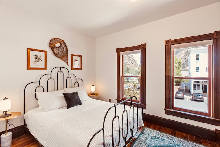 Beautiful bedroom with mountain views and the Western right outside the window.
