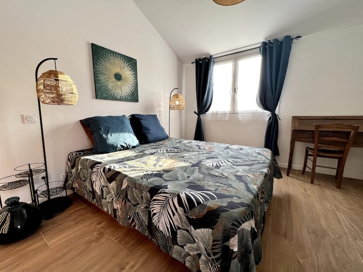 CHB 2 في الطابق العلوي على الميزانين مع مساحة مكتبية.
سرير كوين 160 × 200.
إمكانية الوصول المباشر إلى التراس الخاص على السطح