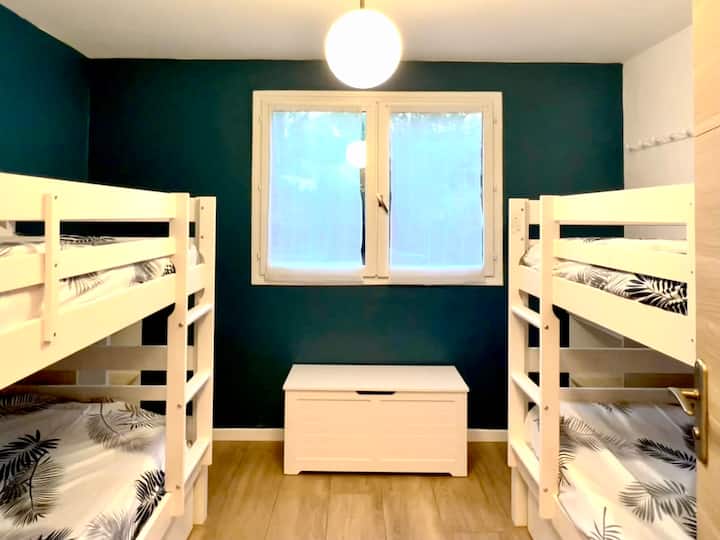 CHB 3 في الطابق الأرضي 
مواجهة الحمام الثاني والمرحاض.