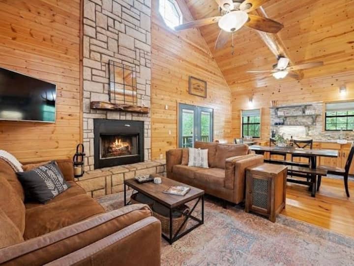 Secluded Cabin for Retreats, Big families Cabins for Rent in Broken Bow, Oklahoma, United