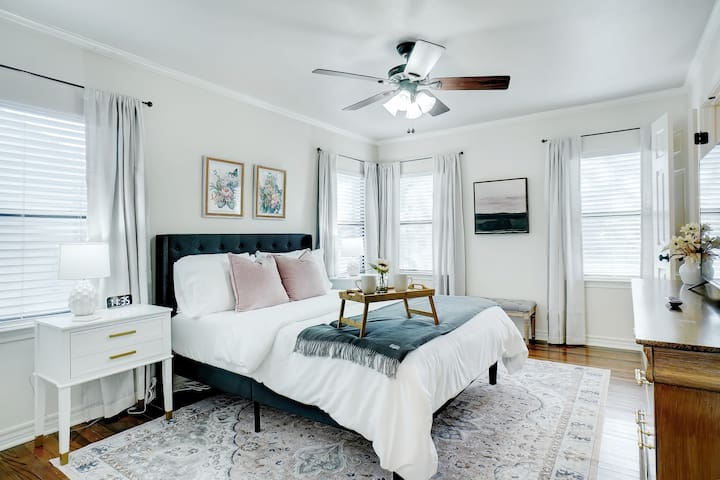 Stunning Home Steps to TCU *Close to Everything!*