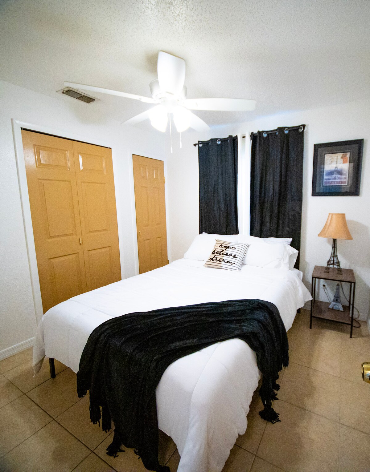 Este sereno dormitorio cuenta con una cómoda cama tamaño queen, una gran ventana que da la bienvenida a la luz natural y un amplio espacio de almacenamiento para guardar tus pertenencias de manera ordenada, ofreciendo comodidad y conveniencia para una estancia tranquila.