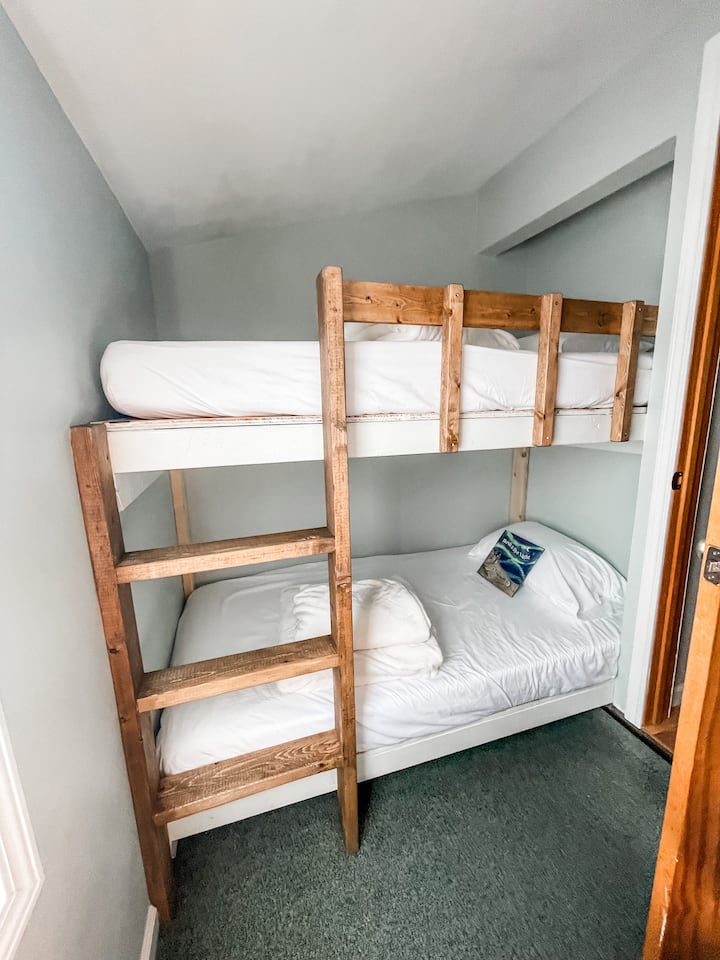 غرفة بطابقين مناسبة للأطفال فقط