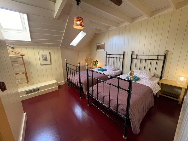 Yatak odası 2 (üst katta) iki tek kişilik yatak