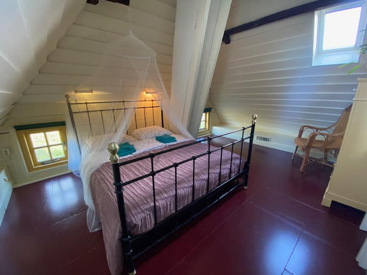 3 numaralı yatak odasında (üst katta) bir çift kişilik yatak