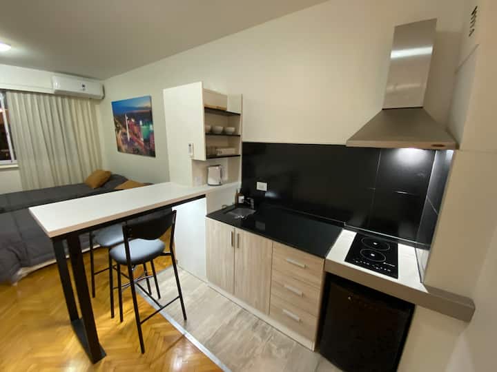 Kitnet no 9º andar em Monserrat com vista para a Av. mais larga