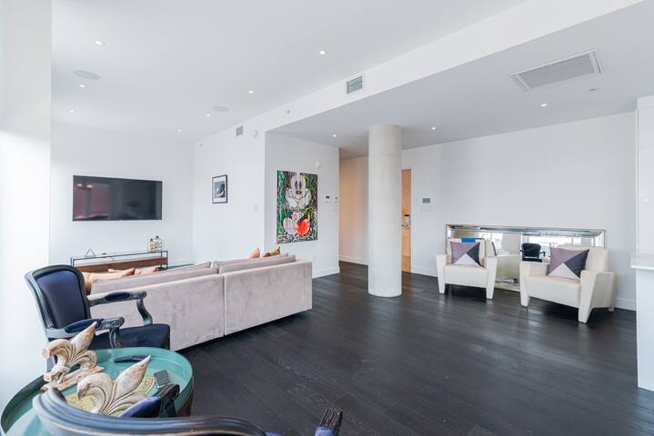 Stunning Penthouse Pool View gallery image 5