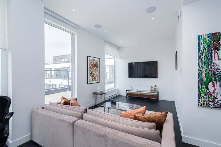 Stunning Penthouse Pool View gallery image 2