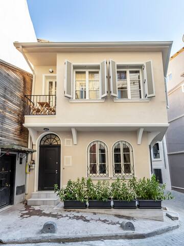 Modern Designed Townhouse in Historic Beyoglu gallery image 2
