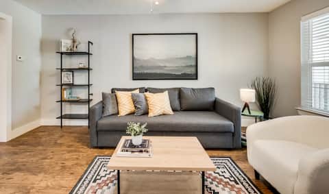 Popular Airbnb listing: Cozy Flat | Near Fair Park | Arboretum + Mini Golf in Munger Place Historic District