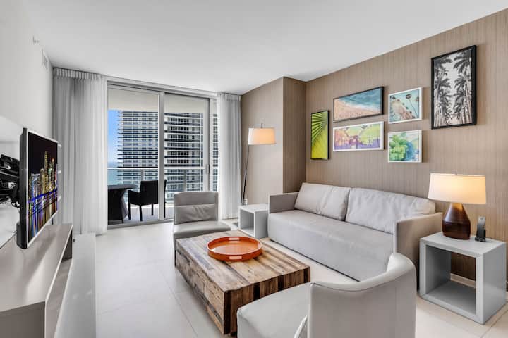 Coastal Chic Beach Ocean View Large 1br/1ba - Hallandale Beach, FL