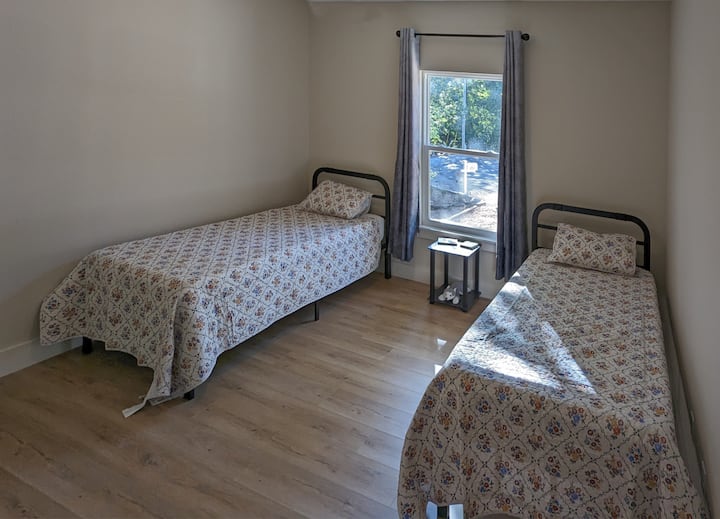 bedroom with 2 XL twin beds