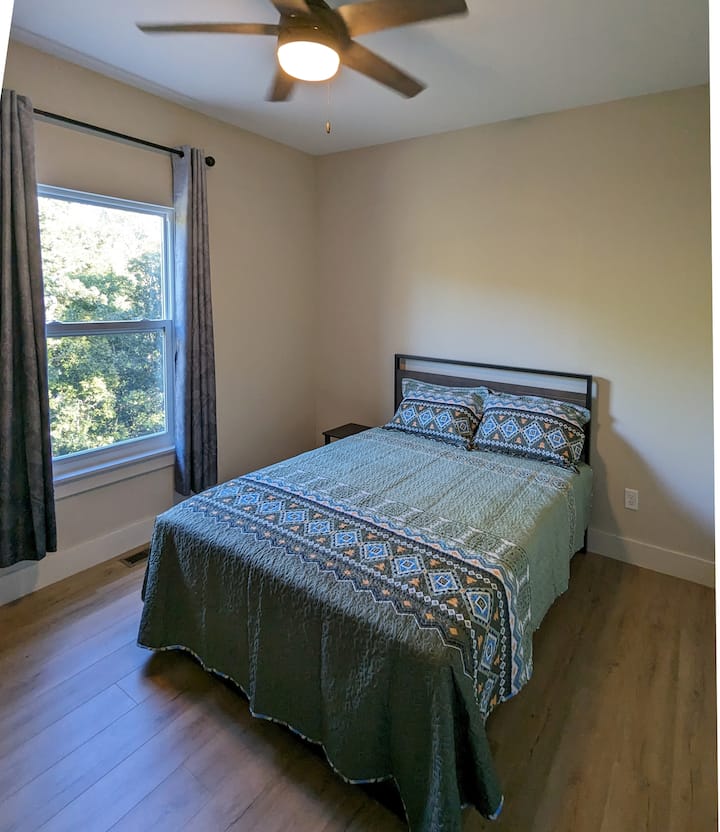 bedroom with queen bed