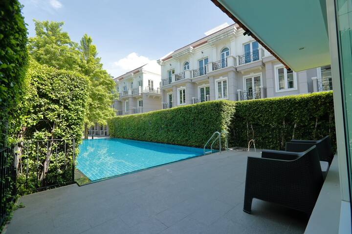 Peaceful & Spacious 3 BR w/ Pool Near BTS Asoke gallery image 3